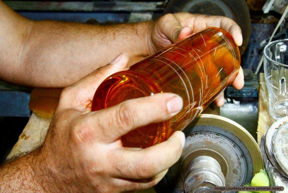 Glasgravyr, lika delikat som glas och lika vackert som en iransk matta